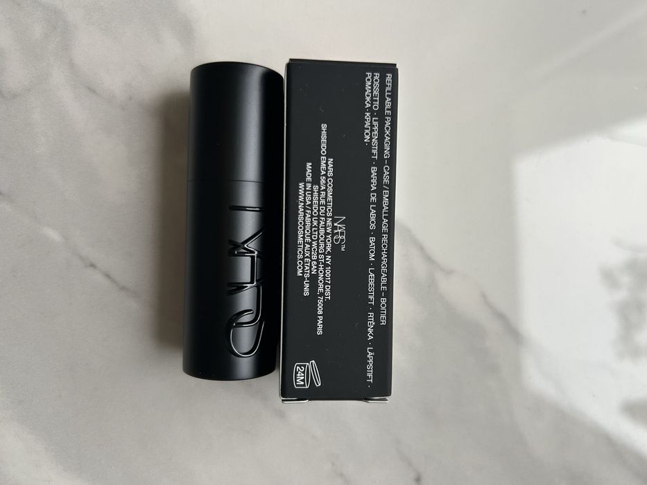 Satynowa szminka NARS Explicit Lipstick unauthorised 863 czerwona