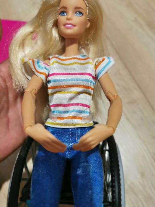 Barbie Fashionistas lalka na wózku inwalidzkim plus podjazd