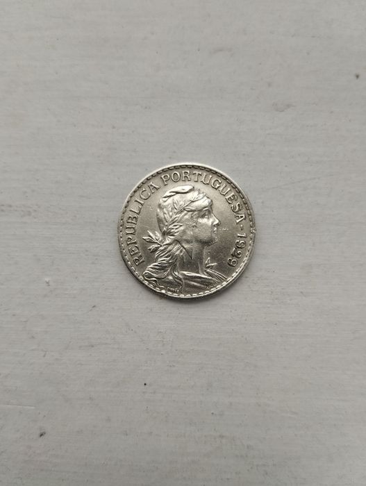 Linda moeda de 1 escudo de alpaca rara neste estado