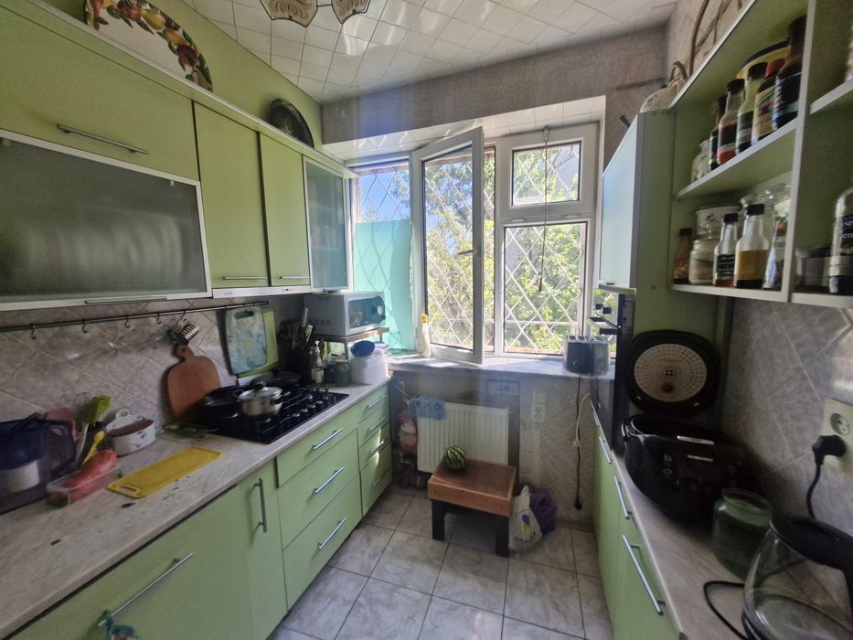 Крепкий жилой дом.