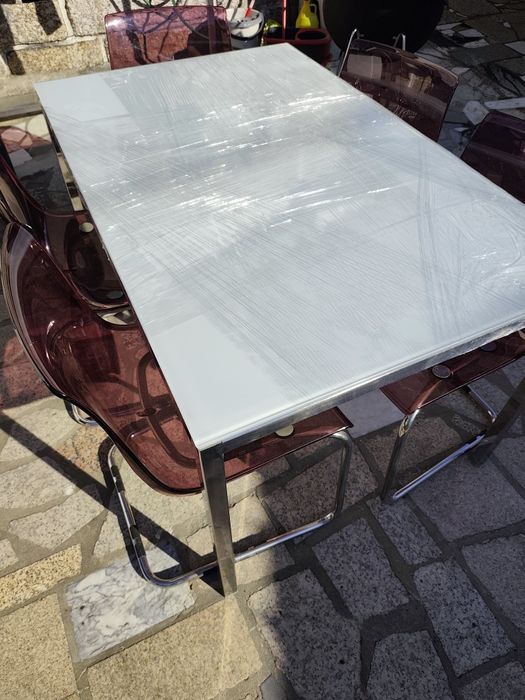 Mesa e cinco cadeiras