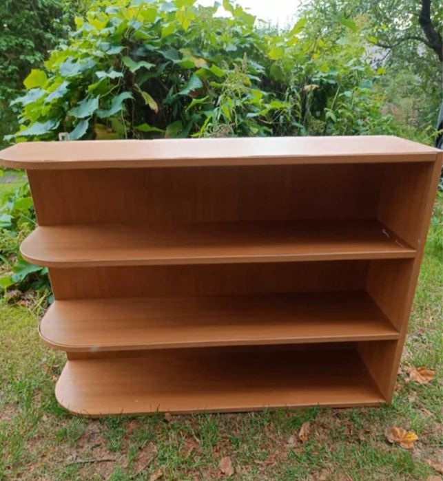 Półka z trzema poziomami