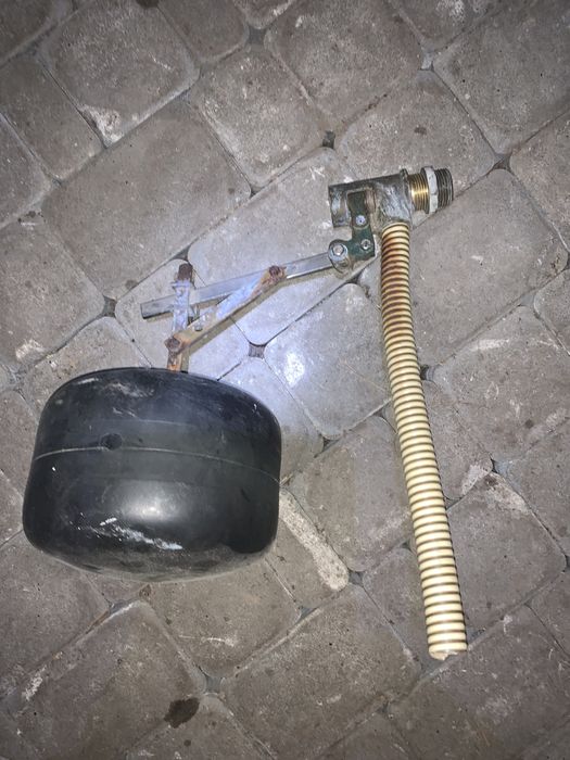 поплавковый клапан, поплавковый механизм или шаровой кран. Поплавок
