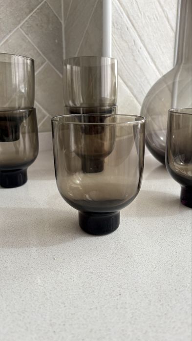 6 copos e jarro cinza H&M