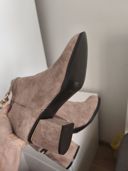 Beżowe zamszowe botki