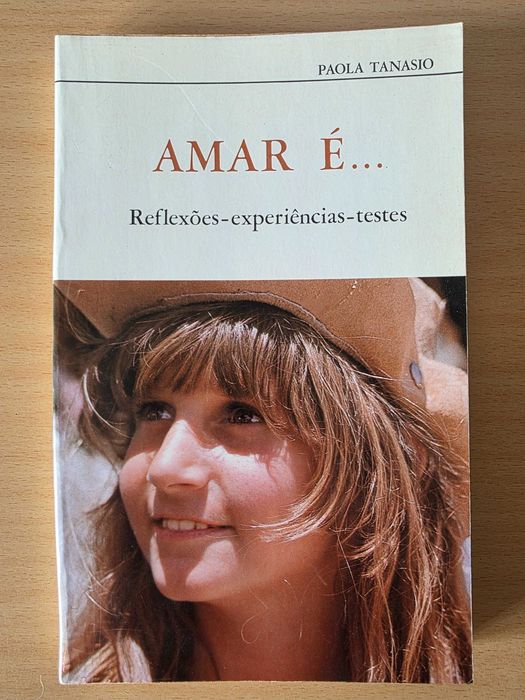 Livro juvenil "Amar é..." de Paola Tanasio
