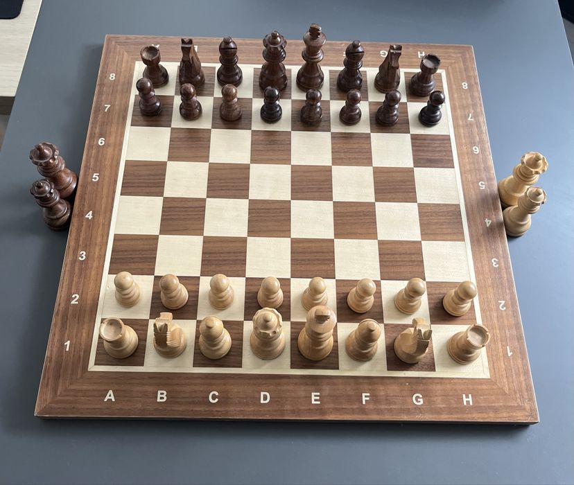 Elegancka drewniana szachownica z figurami