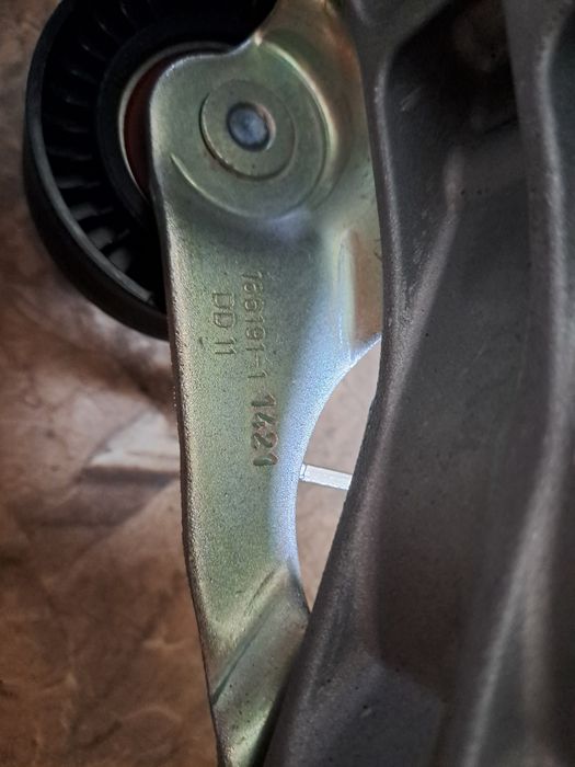 Комплект натягувач ременя з роликом і ремінь