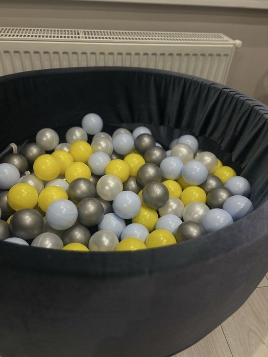 Басейн з кульками
