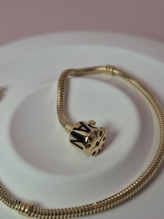 Złota bransoletka typu Pandora 19 cm napis czarny gładka beczka p. 585