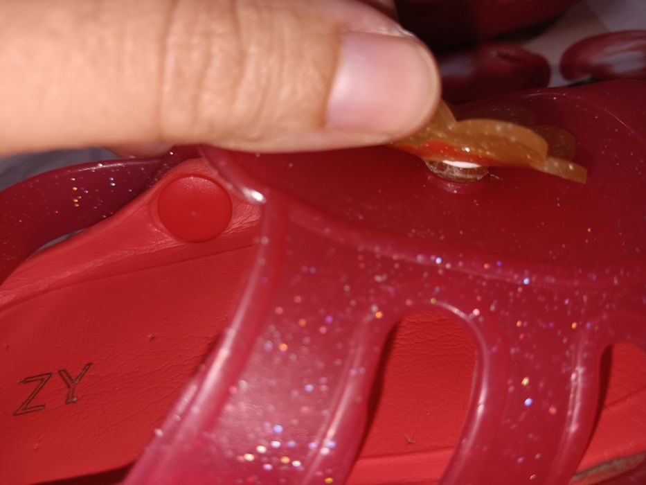 Crocs / Chinelos rosa brilhante com flor dourada brilhante