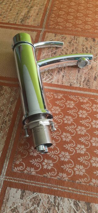 Duża umywalka nablatowa z baterią