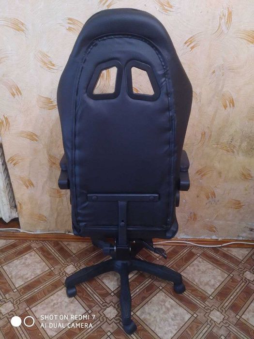Геймерское эргономичное кресло с подушкой. Новое