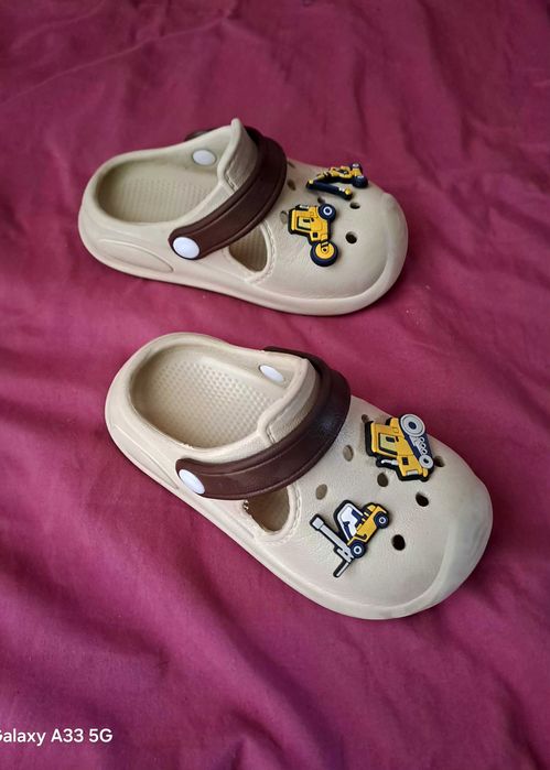 Buty piankowe klapki kapcie dziecięce r. 26/27 beż