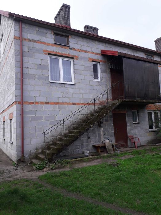Siedlisko, dom , 2 wejścia oraz budynki gospodarcze z działką 91 arów, 68 km od Warszawy.