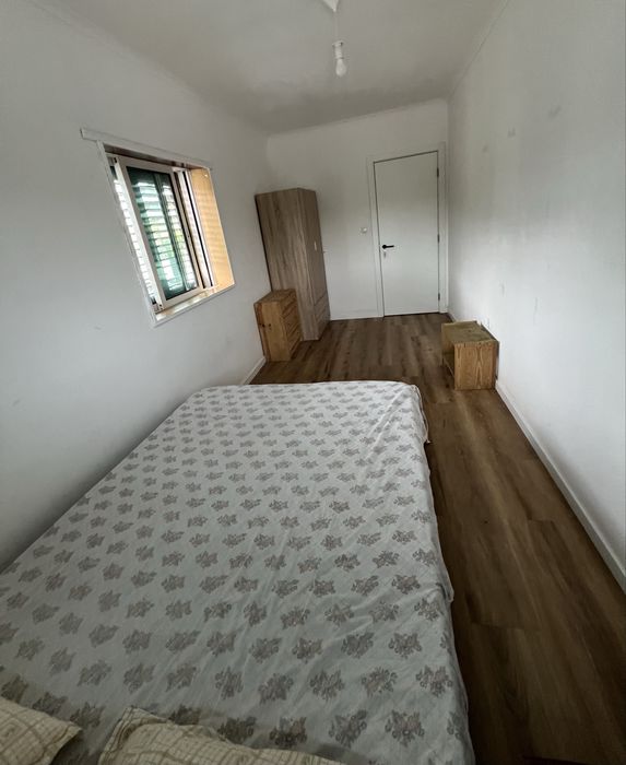 Alugo quarto na costa