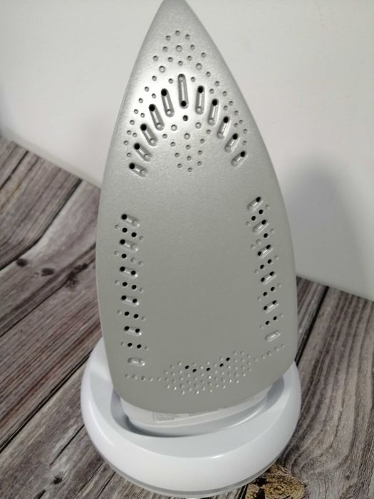 Żelazko Russell Hobbs 23300 bezprzewodowe  2400 W