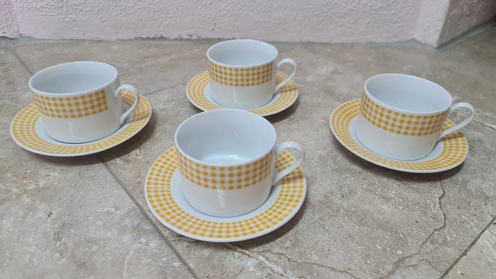 Máquina de café + conjunto de 4 chávenas e pires (novo)