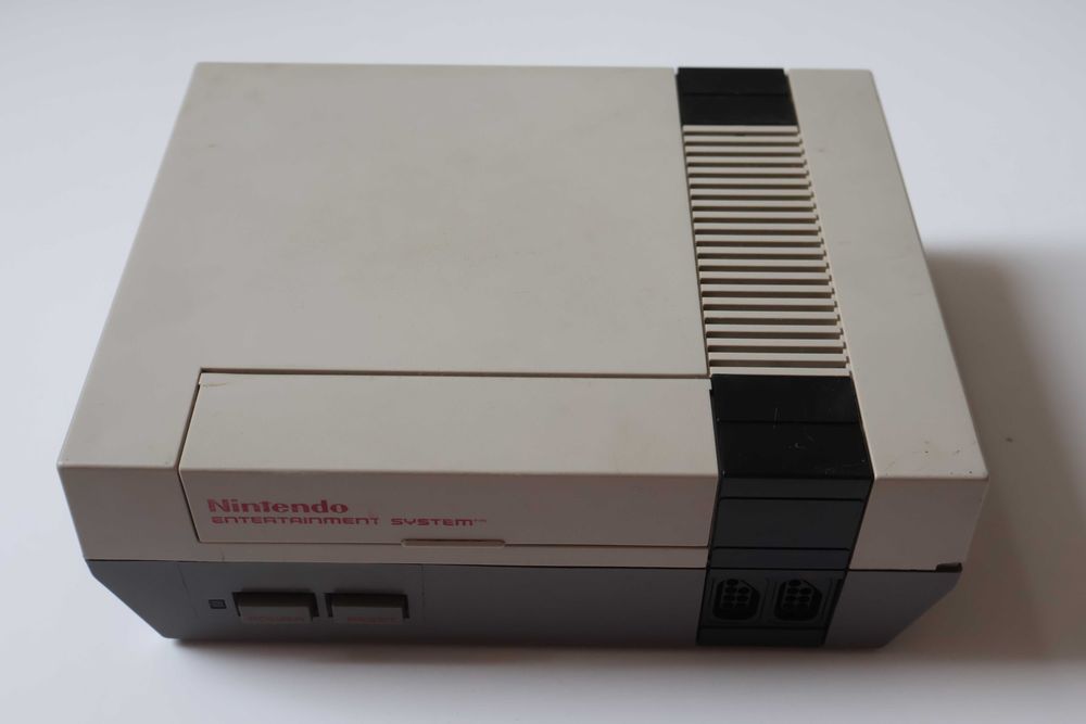 Konsola Nintendo Entertainment System (NES) model NESE-001 FRA wersja PAL/SECAM, złącze AV+wyjście RGB, Bez Blokady Regionalnej, Sprawna, Stan Dobry