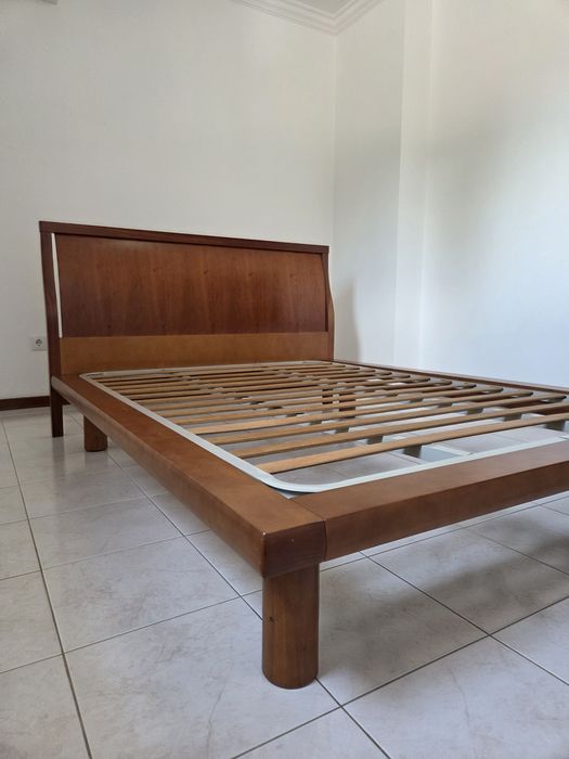 Vendo cama de casal em ótimo estado
