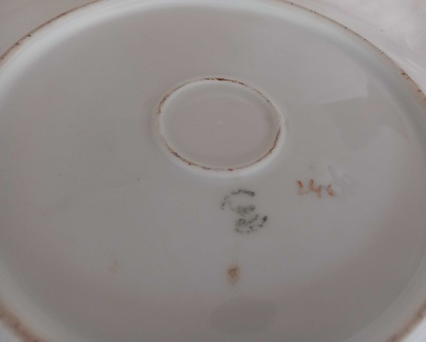 Bonito prato boleiro / torradas em porcelana relevada da Vista Alegre