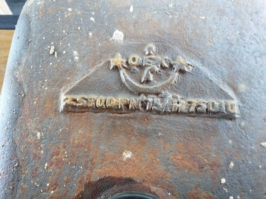 Zlewozmywak dwukomorowy żeliwny z 1986 roku.