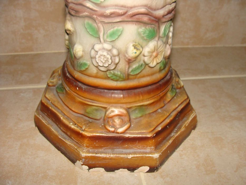 Coluna Decorativa Ornamentada de Flores