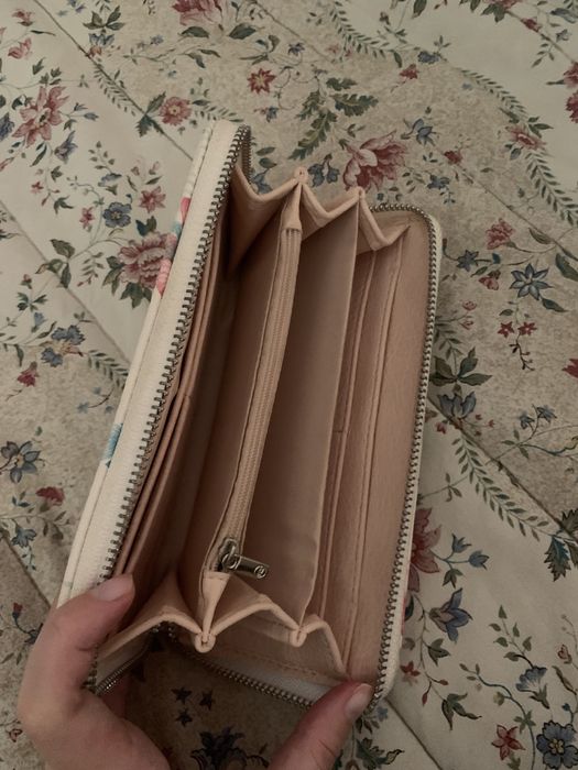 Carteira branca com flores