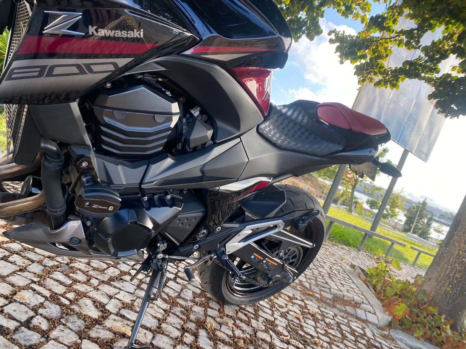 Kawasaki Z800 - Preto e Bordeaux