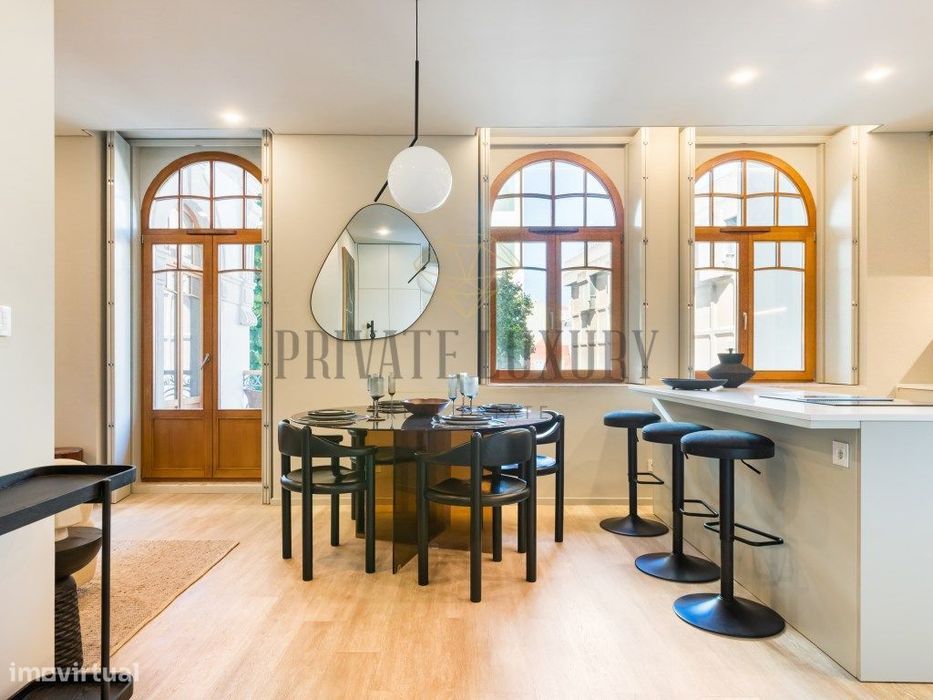 Apartamento de luxo mobilado com 3 quartos e varanda histórica pert...