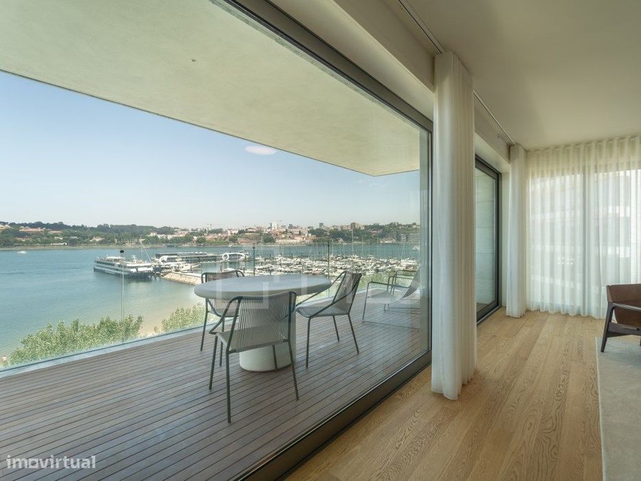 Apartamento T3 novo, com vista Rio, na Afurada