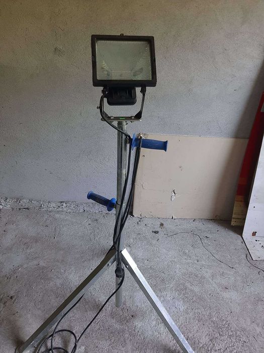 Lampa halogenowa do garażu na budowę