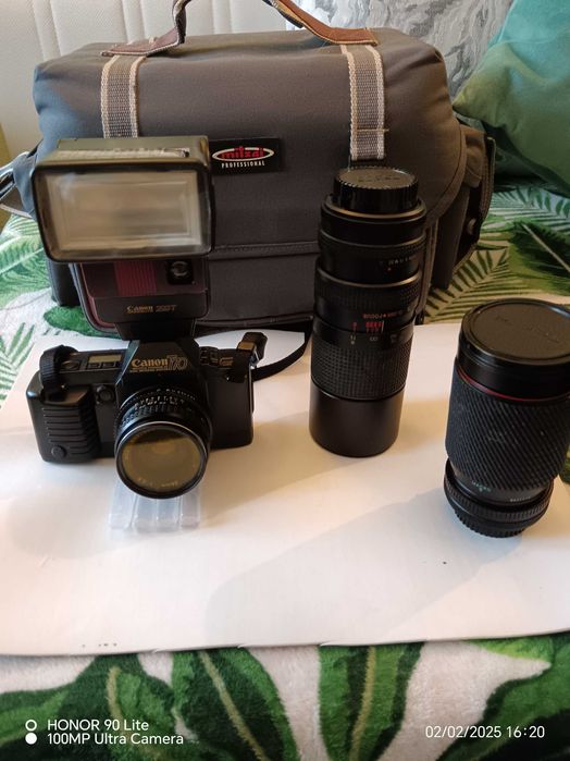 Máquina fotográfica analógica Canon T70 completa com várias lentes.