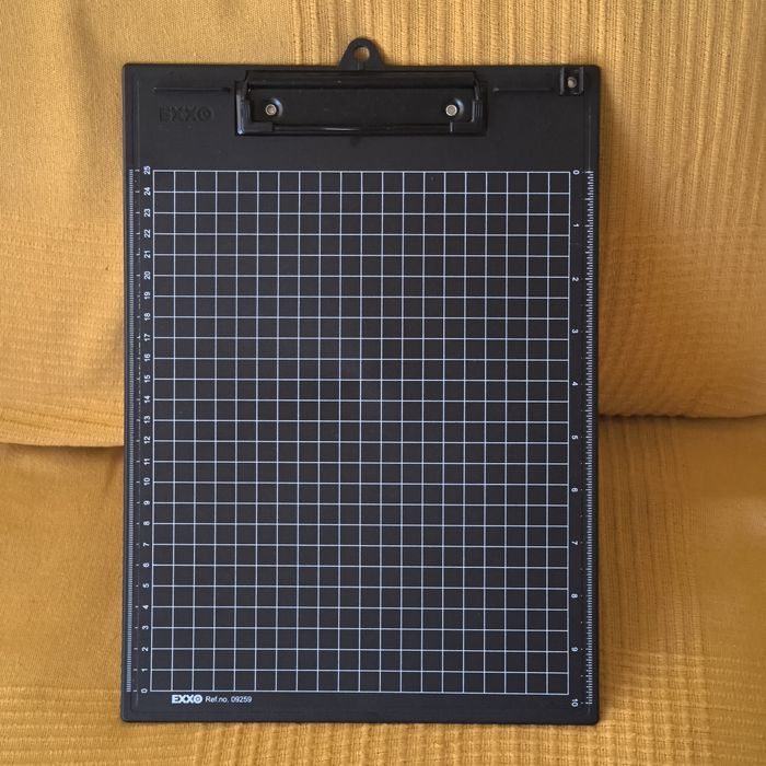 Suporte quadriculado com mola para folha A4