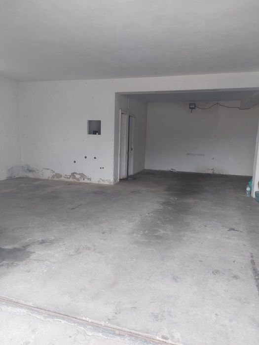 Arrenda-se Garagem/Armazém