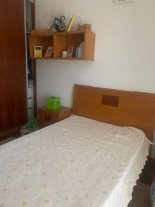 Vendo quarto em madeira mogno