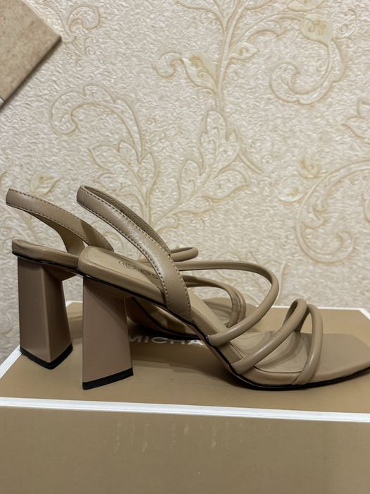 Шкіряні босоніжки Estro, 36р