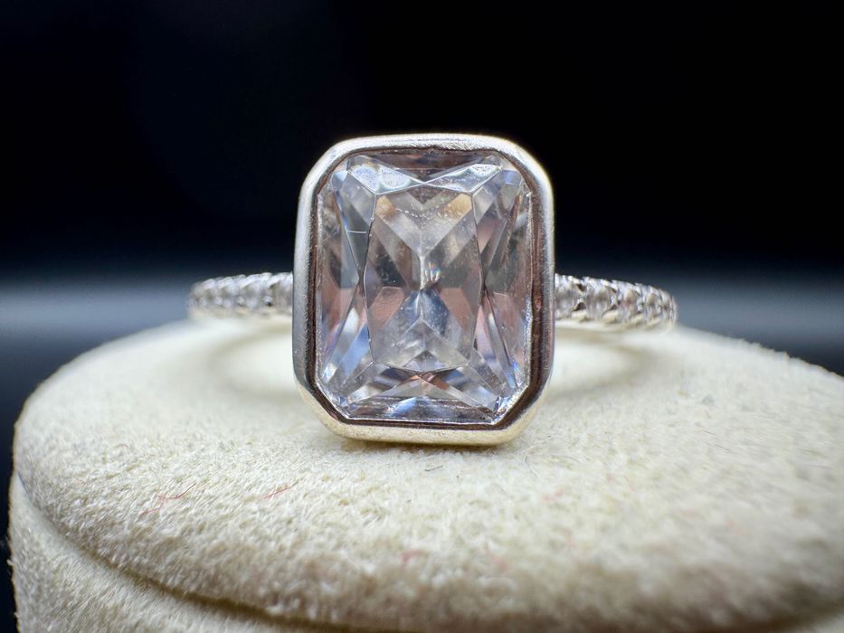 Srebrny pierścionek z 17 cyrkoniami, 925, waga: 2,38g, rozmiar: 14