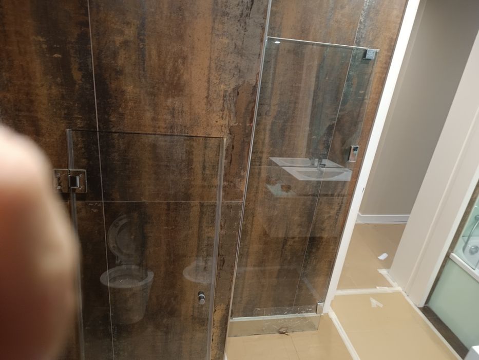 Frontal de banheiro com porta de abrir