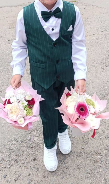 Продам стильний дитячий костюм.
Ідеально підійде на випуск у садочку