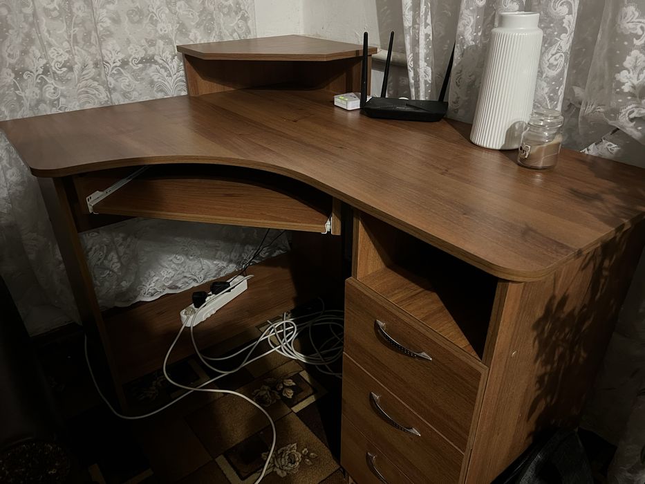 Компʼютерний стіл