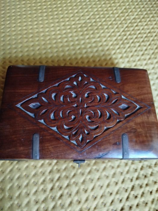 Caixa de madeira maciça com 20 cm de compri 13 larg 6 altura