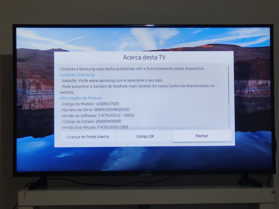 Smart TV 4K 55' + rack IKEA+ mesa de centro IKEA