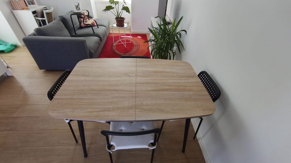 Mesa extensível ( 4 ou 6 lugares) com cadeiras