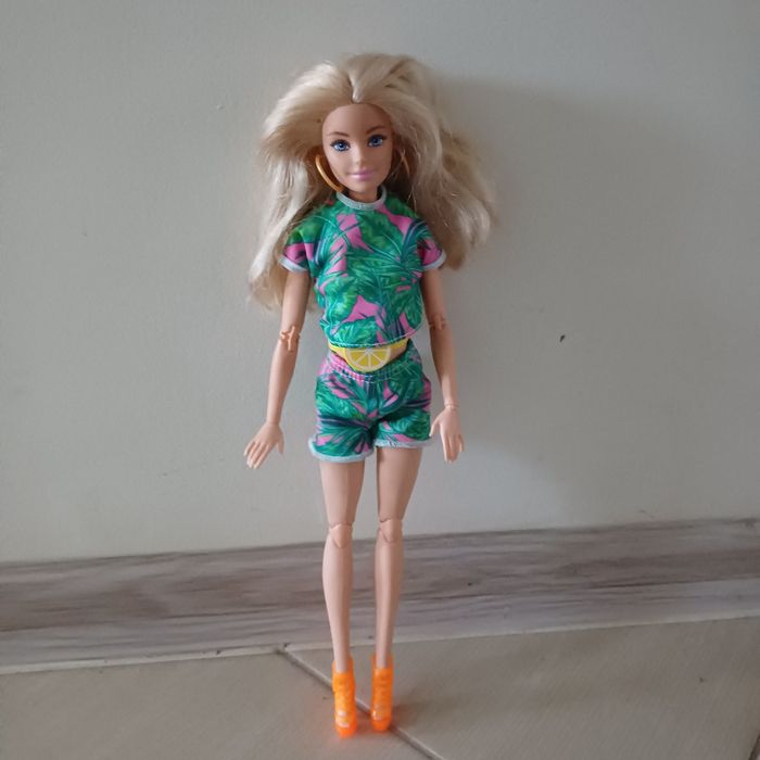 Lalka Barbie na wózku inwalidzkim