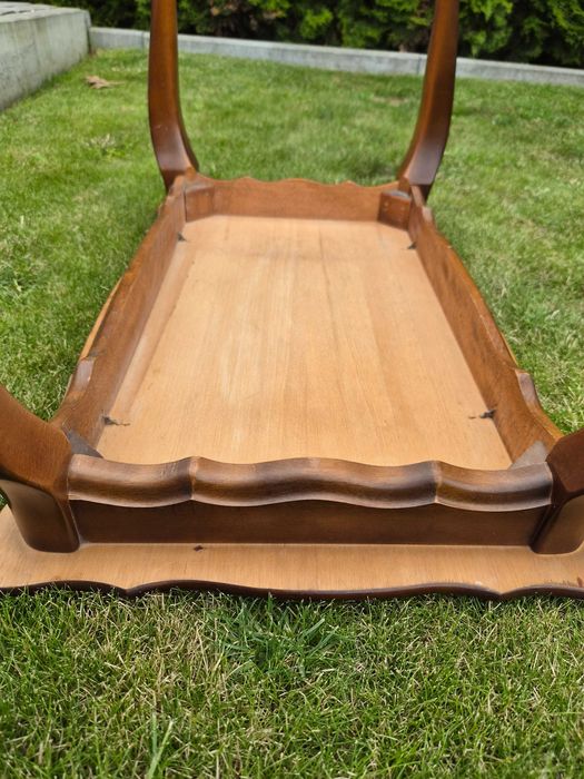 Stylowy stolik kawowy w stylu ludwikowskim – drewniany
