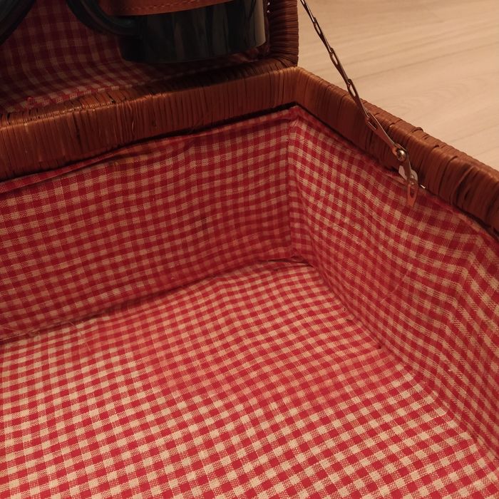 Kosz piknikowy z talerzami i kubkami retro