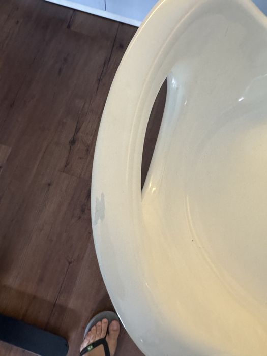 Mesa de pé alto com dois bancos em branco e cromados