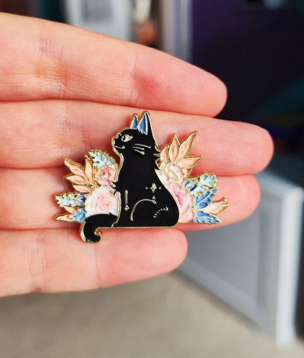 Kot czarny - metalowy pin przypinka broszka