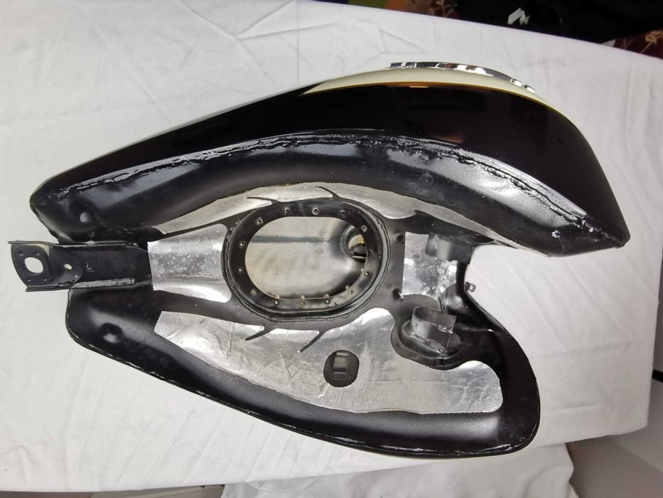 TRIUMPH BONNEVILLE AMERICA 865 Zbiornik Bak Oryginał Emblemat